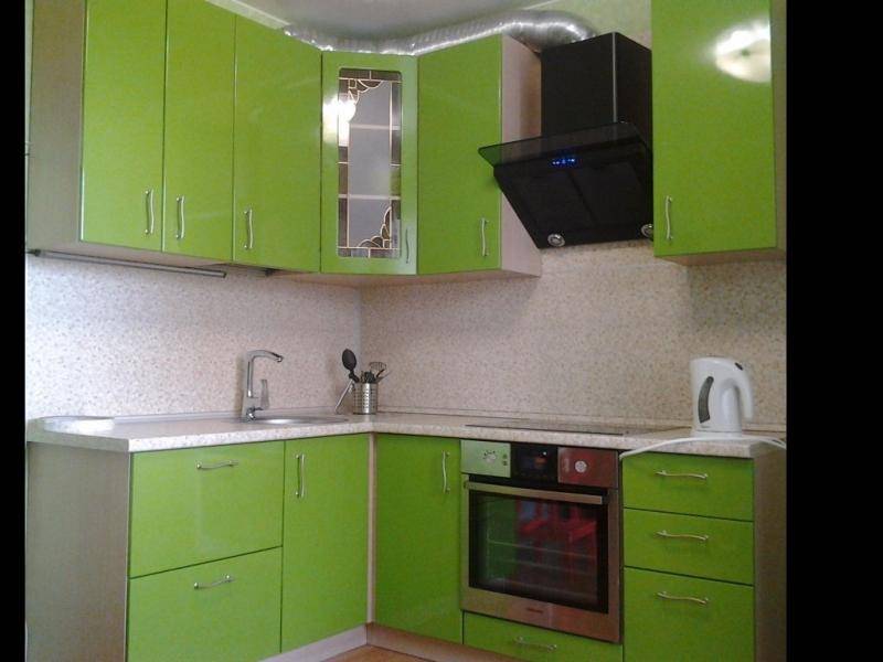 зеленая угловая кухня в Мурманске