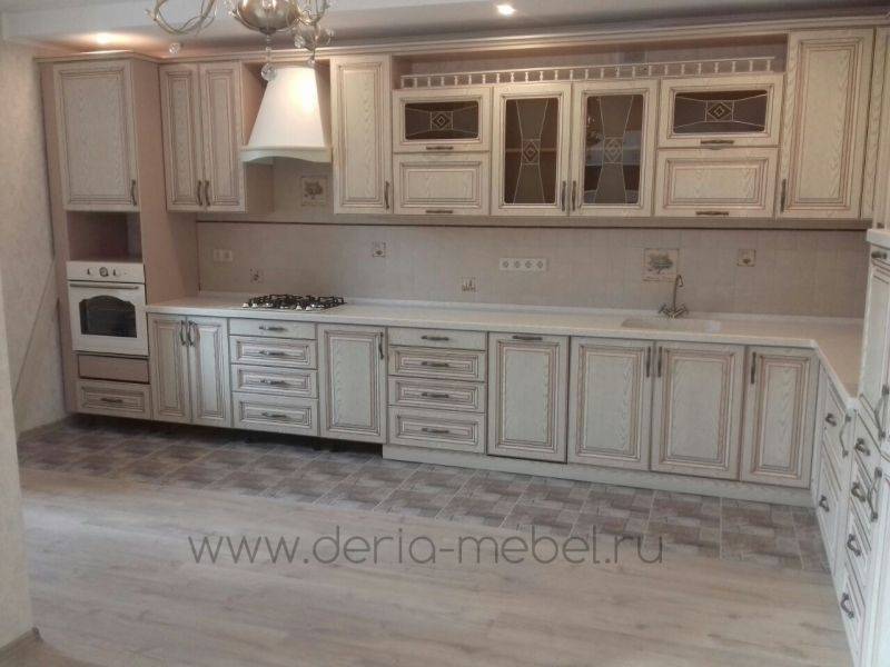 большая угловая кухня в классическом стиле в Мурманске