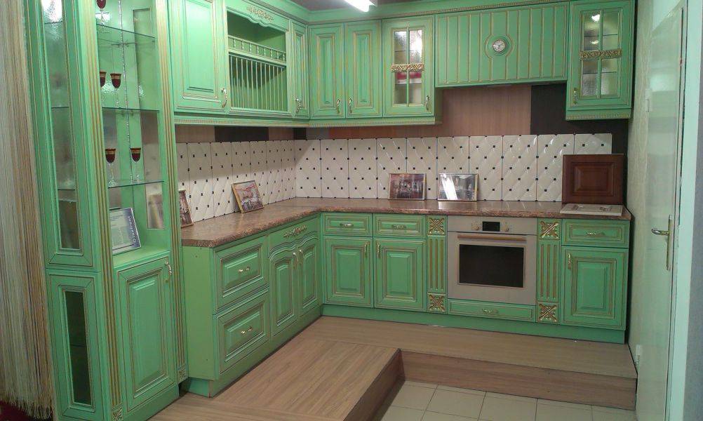 угловая кухня с патиной в Мурманске