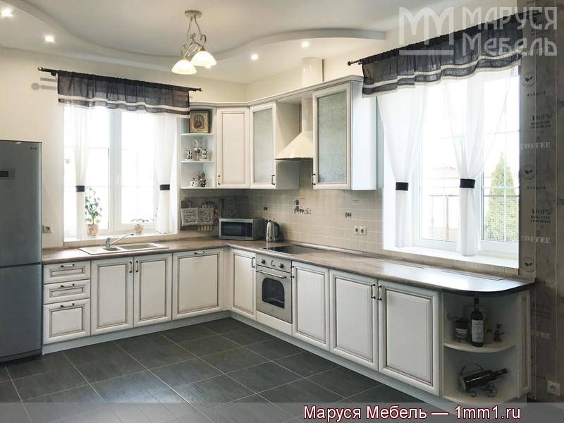кухня с двумя окнами из массива нокта в Мурманске
