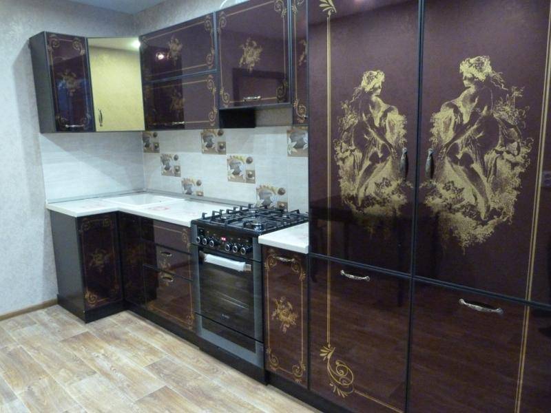 кухня угловая с рисунком из золота в Мурманске
